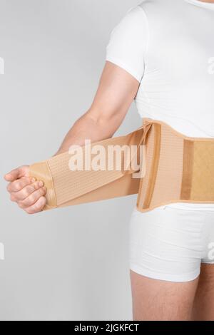 Corset lombaire orthopédique sur le corps humain.Renfort arrière, ceinture de soutien de la taille pour le dos.Correcteur de posture pour rachis de la clavicule arrière.Hernie post-opératoire Banque D'Images