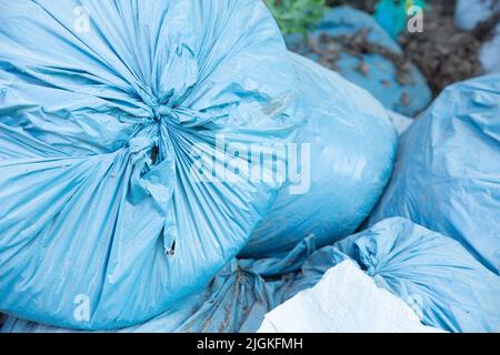 Déchets et pollution. Protection de l'environnement ou bénévolat pour des organismes de bienfaisance, élimination des déchets par recyclage. Les déchets sont fortement déposés dans le Banque D'Images