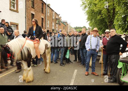 Les voyageurs se sont rassemblés dans le centre-ville, Appleby Horse Fair, Appleby à Westmorland, Cumbria Banque D'Images