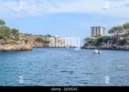 Falaises côtières, bateau et yacht dans la baie de Cala Figuera Banque D'Images