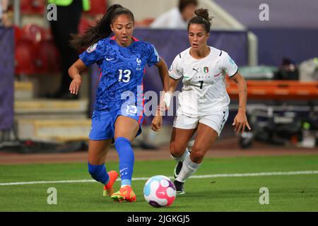 Rotherham, Angleterre, le 10th juillet 2022. Selma Bacha de France joue le ballon alors que Flaminia Simonetti d'Italie se termine lors du Championnat d'Europe des femmes de l'UEFA 2022 au stade de New York, Rotherham. Le crédit photo devrait se lire: Jonathan Moscrop / Sportimage Banque D'Images