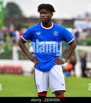 Thompson Ishaka en action, Glentoran vs Rangers B, amis de pré-saison, Bet McLean Oval, dimanche 10th juillet 2022 Banque D'Images