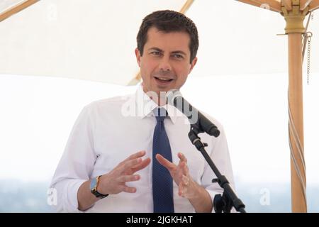 Pete Buttigieg, candidat démocrate à la présidence et actuel secrétaire américain aux Transports, prend la parole lors d'un événement en Californie. Banque D'Images