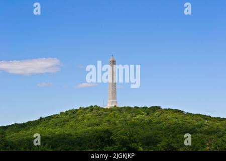 Montague, Sussex County, New Jersey, États-Unis : un monument aux anciens combattants en forme d'obélisque surplombe le parc national de High point. Banque D'Images