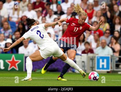 Julie Blakstad, de Norvège, combat avec Lucy Bronze, de l'Angleterre, lors du match de l'UEFA Women's Euro 2022 Group A au Brighton & Hove Community Stadium. Date de la photo: Lundi 11 juillet 2022. Banque D'Images