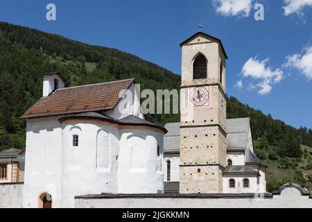 Abbaye médiévale de Saint-Jean et clocher de Val Müstair dans le canton des Grisons, Suisse. C'est un site classé au patrimoine mondial de l'UNESCO. Banque D'Images