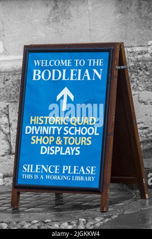 Bienvenue au panneau « Bodleian Historic quad divinity School shop & Tours » à Oxford, Oxfordshire, Royaume-Uni, lors d'une journée de pluie humide en août Banque D'Images