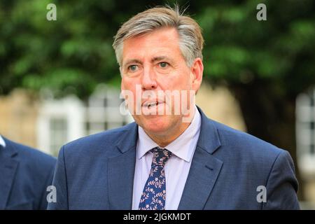 Londres, Royaume-Uni. 11th juillet 2022. Sir Graham Brady, le président renouvelé du Comité des députés conservateurs de l'arrière-ban de 1922, fait une déclaration sur les décisions du Comité, attendu avec impatience par les radiodiffuseurs réunis sur College Green, en face du Parlement. Le Comité fixe le règlement de l'élection du nouveau chef de parti et du Premier ministre, y compris le moment des nominations officielles, le seuil de nomination pour le scrutin et le calendrier des votes. Credit: Imagetraceur/Alamy Live News Credit: Imagetraceur/Alamy Live News Banque D'Images