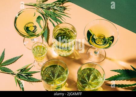 SBD chanvre boire différents verres, fond vert foncé créateur, cocktail de cannabis relaxant Banque D'Images