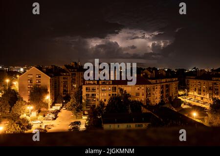 Zagreb, Croatie-5 juin 2022: Des nuages de tempête avec le tonnerre et la foudre s'approchant rapidement au-dessus de la ville de Zagreb, apportant de fortes pluies et la grêle qui ornent le ni Banque D'Images