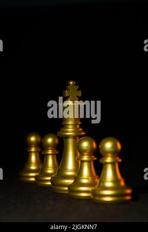 Jeu de société d'échecs. Gros plan sur des figures de couleur or Banque D'Images