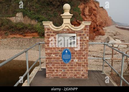 SIDMOUTH, DEVON, ANGLETERRE - AVRIL 1st 2021 : la plaque signalétique officielle du nouveau pont Alma de remplacement Banque D'Images