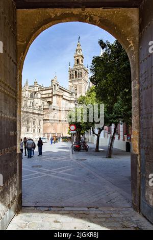 Séville, Espagne - 15 mars 2013 : vue sur la cathédrale de Séville par la vieille porte Banque D'Images