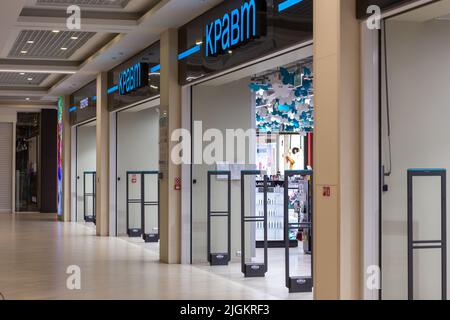 Grodno, Bélarus - 06 avril 2022: Porte d'entrée du scanner pour prévenir le vol dans le magasin de Kravt dans le complexe commercial et de divertissement Trzil. Banque D'Images