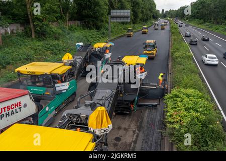 Renouvellement de la surface de la route sur l'autoroute A40 entre la jonction Kaiserberg et Mülheim-Heißen, direction Essen, sur une longueur de 7,6 kilo Banque D'Images