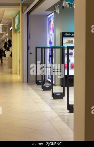 Grodno, Bélarus - 06 avril 2022: Porte d'entrée du scanner pour prévenir le vol dans le magasin de Kravt dans le complexe commercial et de divertissement Trzil. Banque D'Images