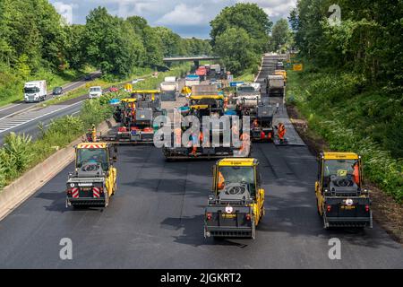 Renouvellement de la surface de la route sur l'autoroute A40 entre la jonction Kaiserberg et Mülheim-Heißen, direction Essen, sur une longueur de 7,6 kilo Banque D'Images