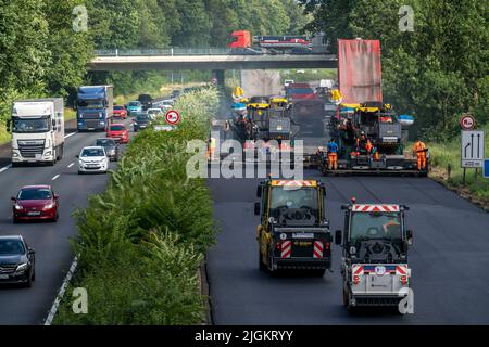 Renouvellement de la surface de la route sur l'autoroute A40 entre la jonction Kaiserberg et Mülheim-Heißen, direction Essen, sur une longueur de 7,6 kilo Banque D'Images