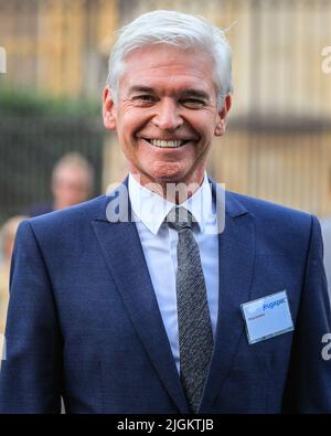 Londres, Royaume-Uni. 11th juillet 2022. Phillip Schofield, présentateur de télévision, sourit ce soir à Westminster après avoir assisté à un événement au Parlement. Credit: Imagetraceur/Alamy Live News Banque D'Images