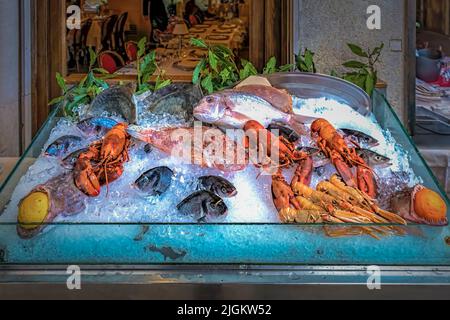 Exposition de poissons et de fruits de mer dans un restaurant de Venise, Italie Banque D'Images