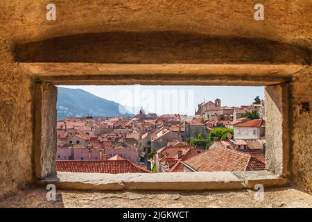 Paysage urbain méditerranéen d'été - vue de dessus de la tour de forteresse des toits de la vieille ville de Dubrovnik, sur la côte Adriatique de la Croatie Banque D'Images