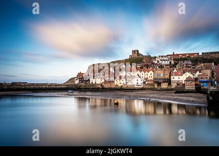 Exposition de 4 minutes à Whitby avec l'église Sainte-Marie sur la colline Banque D'Images