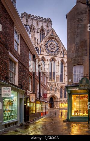 York Minster vue le long de Minster Gates Banque D'Images