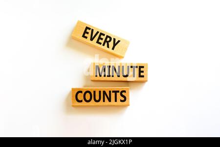 Chaque minute compte le symbole. Mots de concept chaque minute compte sur des blocs de bois sur une belle table blanche fond blanc. Entreprise, motivation et Banque D'Images