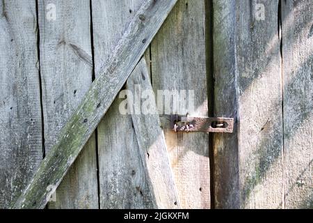 Vis de porte sur une ancienne porte en bois Banque D'Images