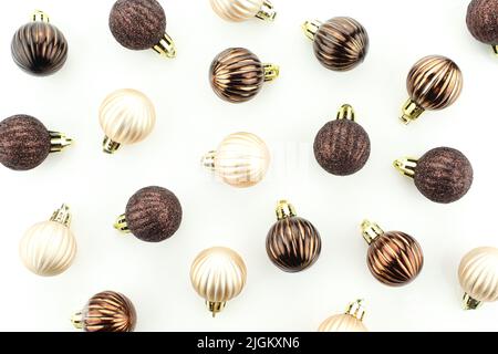 Décoration d'arbre de noël brun brillant isolée sur fond blanc. Arrière-plan de motif boules sans couture Banque D'Images