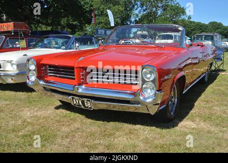 Une parisienne 1964 de Pontiac a été exposée au salon de l'automobile classique de la collection de véhicules historiques de 47th, Powderham, Devon, Angleterre, Royaume-Uni. Banque D'Images