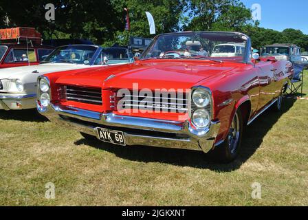 Une parisienne 1964 de Pontiac a été exposée au salon de l'automobile classique de la collection de véhicules historiques de 47th, Powderham, Devon, Angleterre, Royaume-Uni. Banque D'Images