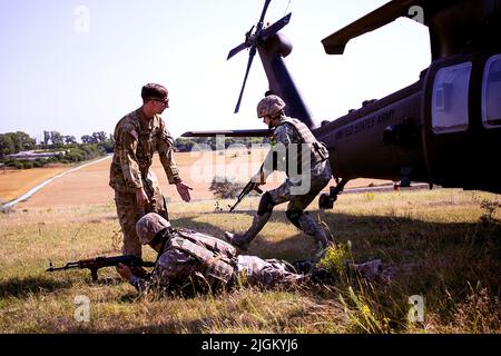 Mihail Kogalniceanu, Roumanie. 5th juillet 2022. SPC. Jenkins, chef d'équipage de la compagnie Bravo, 3-227 Assault Helicopter Battalion, instruit les procédures d'assaut aérien avec la brigade mécanisée roumaine 9th. Une formation régulière en matière d'interopérabilité avec les partenaires et alliés de l'OTAN renforce la confiance et la capacité de dissuasion et de défense. Crédit: Armée américaine/ZUMA Press Wire Service/ZUMAPRESS.com/Alamy Live News Banque D'Images