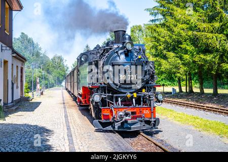 Ancienne locomotive à vapeur sur une voie de chemin de fer à voie étroite Banque D'Images