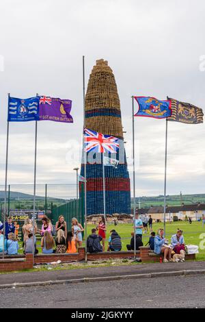 Larne, Irlande du Nord, Royaume-Uni, Royaume-Uni. 11th juillet 2022 - les gens se rassemblent pour célébrer comme le feu de joie Craigyhill est officiellement déclaré le plus haut du monde à une hauteur de 203 pieds (61,8m). Banque D'Images