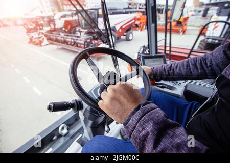 À l'intérieur du tracteur de la récolteuse. Volant de direction. Vue depuis le lieu de travail Banque D'Images