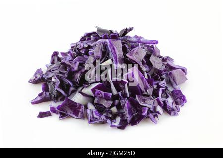 Pile de chou rouge déchiqueté isolée sur fond blanc. Portion de légumes frais hachés Banque D'Images