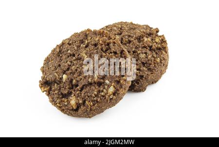 Deux biscuits intégraux au cacao et morceaux de noisettes isolés sur fond blanc Banque D'Images