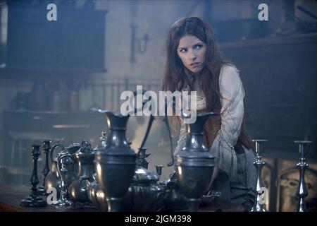 ANNA KENDRICK, DANS LES BOIS, 2014 Banque D'Images