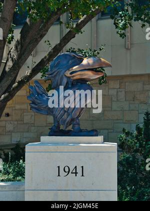 Lawrence, Kansas 10 juillet 2022 - 1941 Jayhawk près du Musée d'histoire naturelle d'Ascher Plaza Banque D'Images