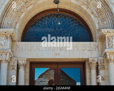 Lawrence, Kansas 10 juillet 2022 - entrée du musée d'histoire naturelle de l'Université du Kansas Banque D'Images