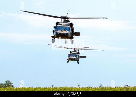 Mihail Kogalniceanu, Roumanie. 5th juillet 2022. Deux UH60M Black Hawks avec Bravo Company, 3-227 Assault Helicopter Battalion se préparent à atterrir pendant le mouvement aérien et l'entraînement d'assaut aérien avec des soldats de la brigade mécanisée roumaine 9th. Une formation régulière en matière d'interopérabilité avec les partenaires et alliés de l'OTAN renforce la confiance et la capacité de dissuasion et de défense. Crédit: Armée américaine/ZUMA Press Wire Service/ZUMAPRESS.com/Alamy Live News Banque D'Images