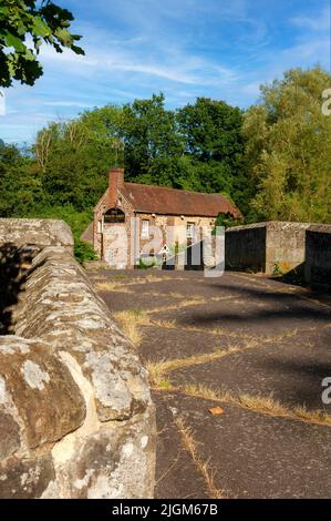 Vue sur le pont de Stopham sur la rivière Arun jusqu'à la maison publique de White Hart, près de Pulborough, West Sussex, Angleterre, Royaume-Uni Banque D'Images