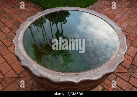 Un bol d'eau fournit feng shue au luxueux hôtel Rachamankha à CHIANG MAI, EN THAÏLANDE Banque D'Images