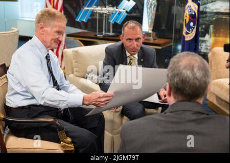 Bill Nelson, administrateur de la NASA, à gauche, et Thomas Zurbuchen, administrateur associé de la Direction des missions scientifiques de NASAs, au centre, réagissent aux premières images en couleur du télescope spatial NASAs James Webb lors d'une réunion préliminaire avec un scientifique du projet Webb à l'Institut des sciences du télescope spatial Klaus Pontopidan, à droite, lundi, 11 juillet, 2022 au siège social de la NASA Mary W. Jackson à Washington. Les premières images et données spectroscopiques du télescope spatial worlds le plus grand et le plus puissant, qui sera publié 11 juillet et 12, démontreront Webb à sa pleine puissance, dès le début Banque D'Images