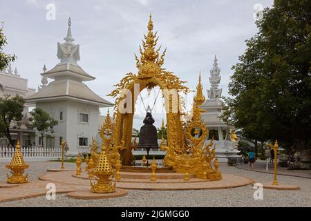 Une cloche en bronze au Wat Rong Khun ou AU TEMPLE BLANC construit par l'artiste Chalermachai Koscipipa est à la fois hindoue et bouddhiste - CHIANG RAI, THAÏLANDE Banque D'Images