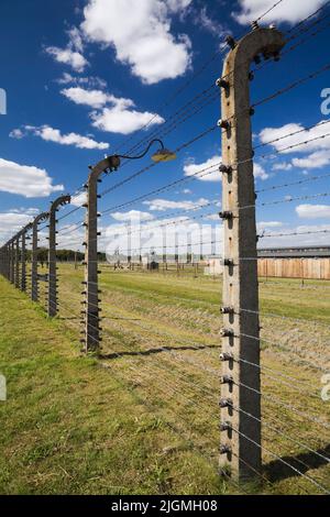 Clôture électrique barbelée entourant l'ancien camp de concentration nazi d'Auschwitz II-Birkenau, Auschwitz-Birkenau, Pologne. Banque D'Images