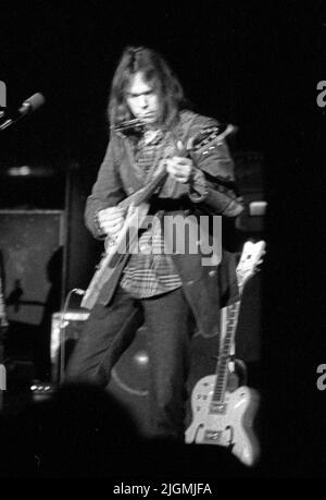 Neil Young à Fillmore West à San Francisco, CA, 1972 Banque D'Images