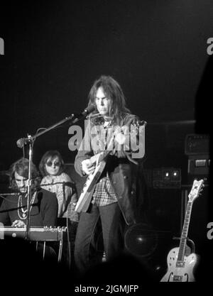 Neil Yong se présente au Fillmore West à San Francisco, CA, vers 1970s. Banque D'Images