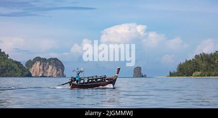 Promenade en bateau jusqu'à Ko Khai ou Chicken Island au large de la côte de Railay Beach dans le parc national - PROVINCE DE KRABI, THAÏLANDE Banque D'Images